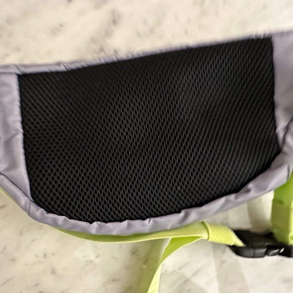 Authentic Burton Nerka Hip Pack (Fanny Pack) in grey and neon green - Picture 7 of 8